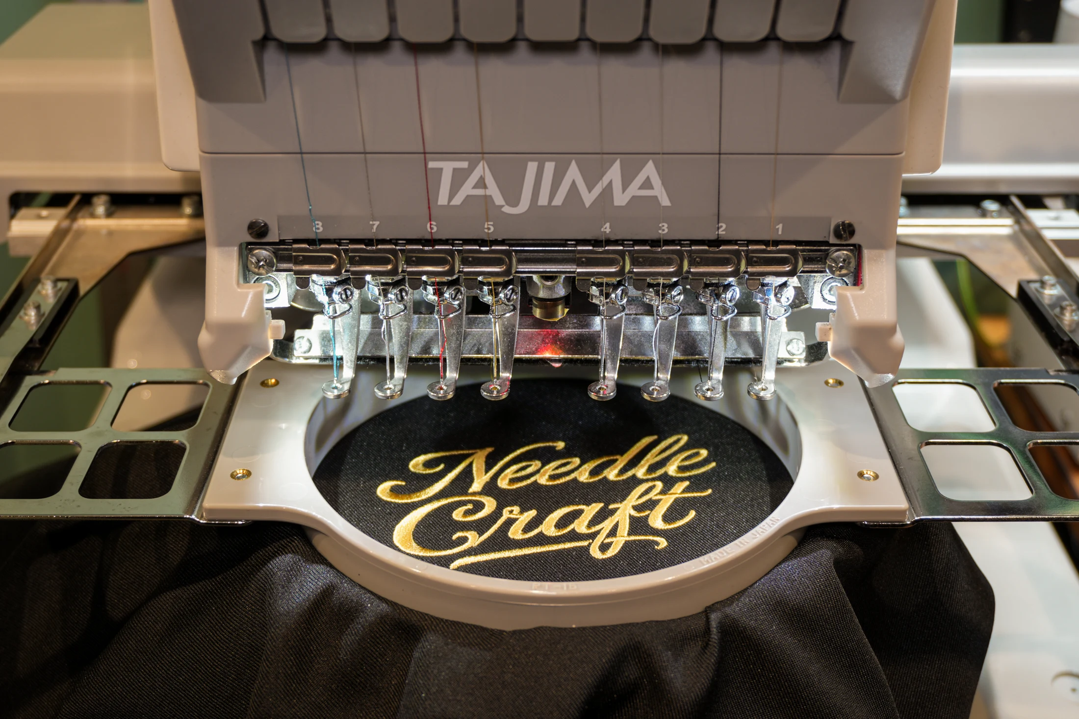 NEEDLE CRAFTの文字を刺繍する店内の刺繍機
