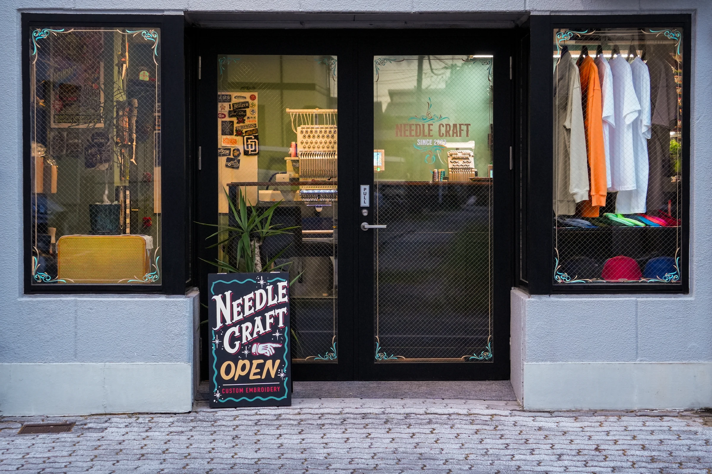 NEEDLE CRAFTの店舗外観と入口の看板