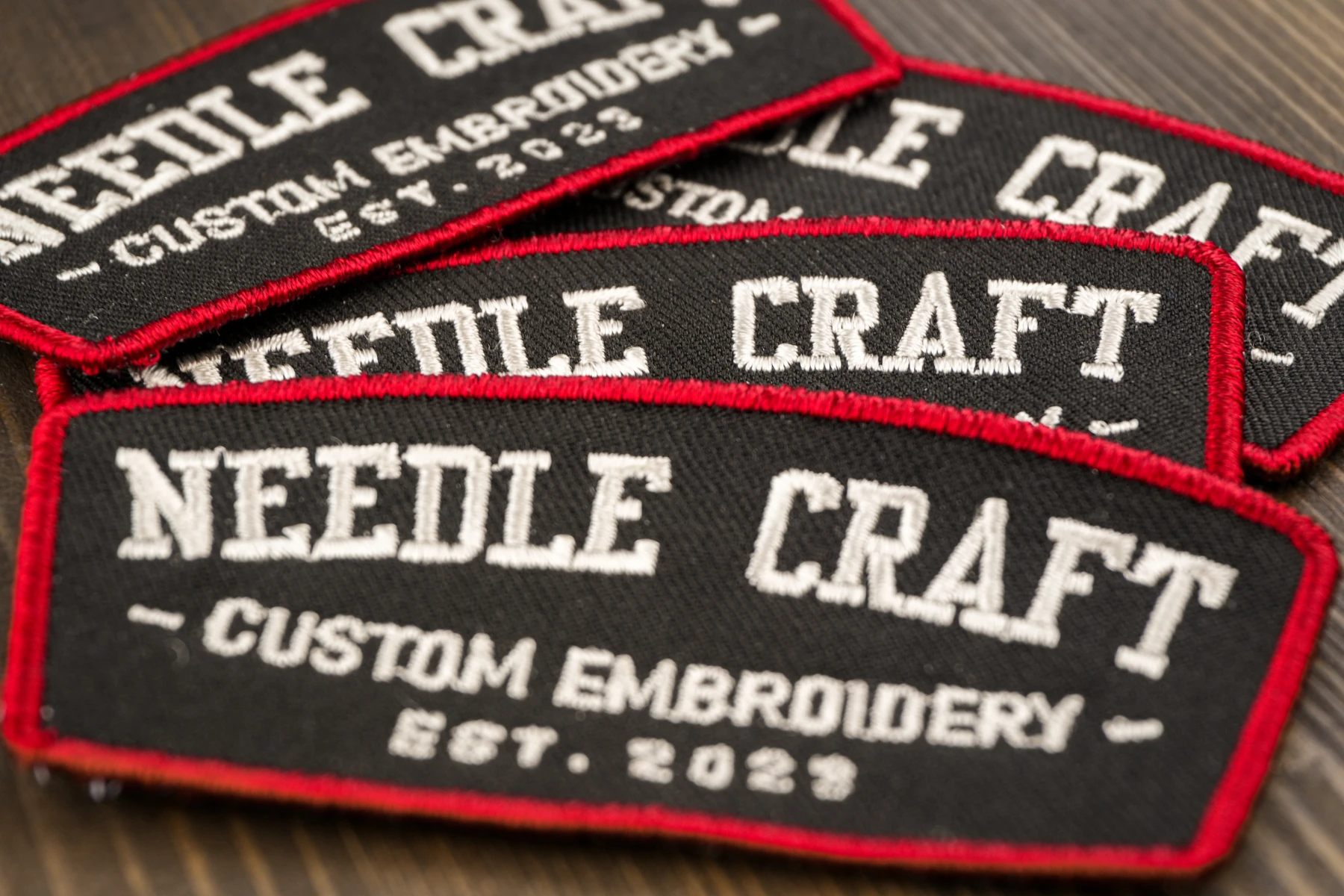 赤い縁取りのNEEDLE CRAFTワッペン